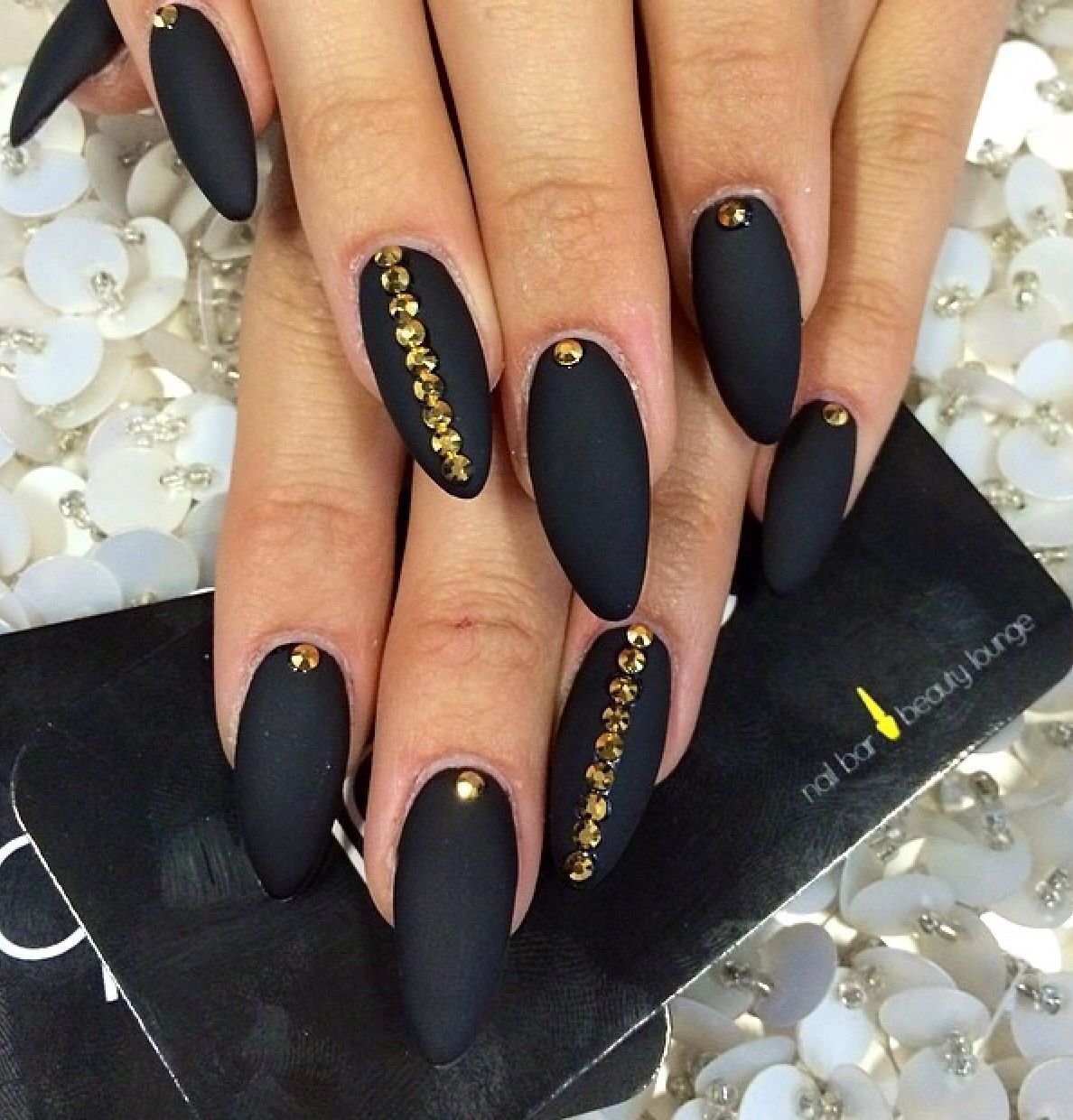 Маникюр с черным лаком на длинные ногти