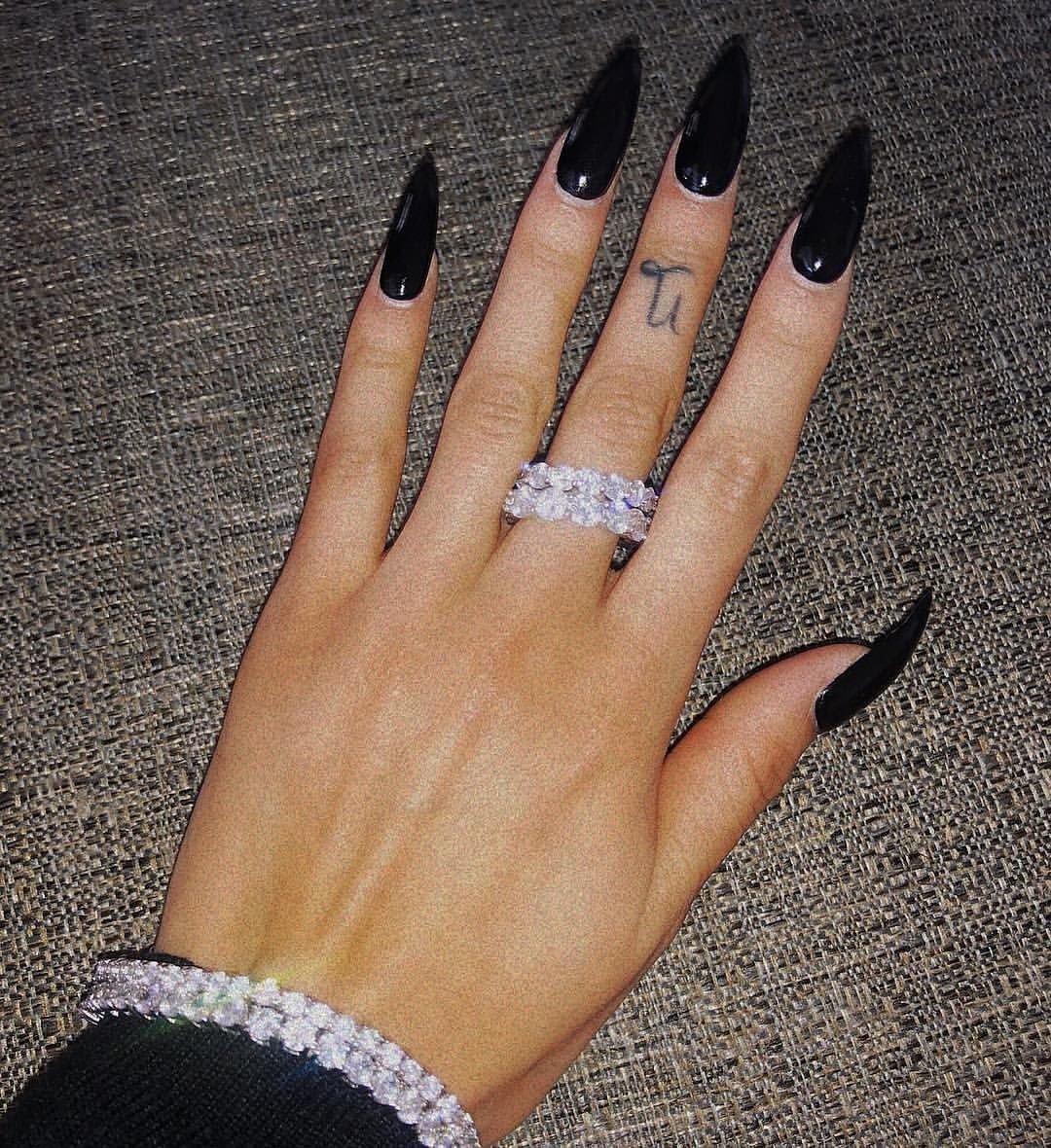 Чёрный маникюр 2022 на миндаль