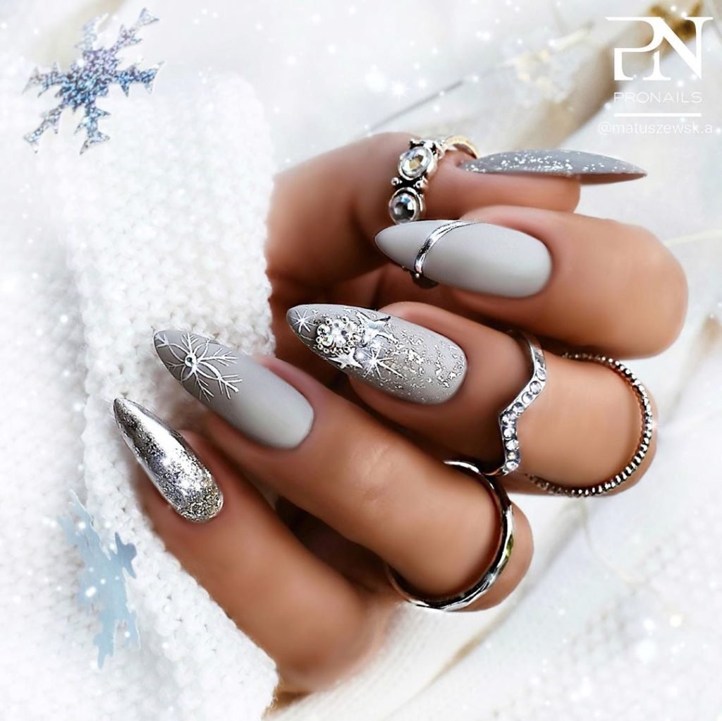 Мерлин Найлз маникюр 2021