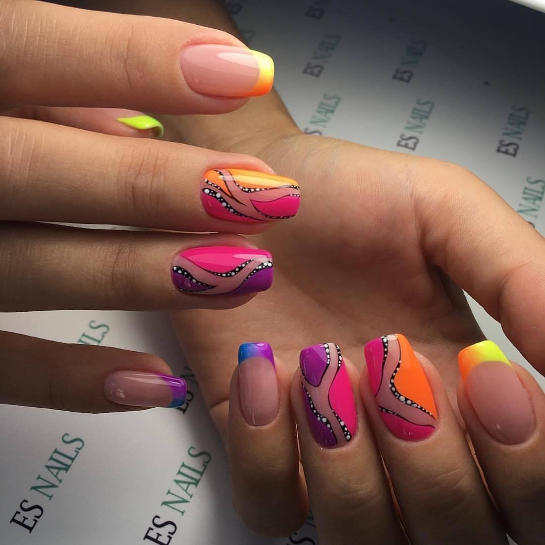 Яркий маникюр на очень короткие ногти