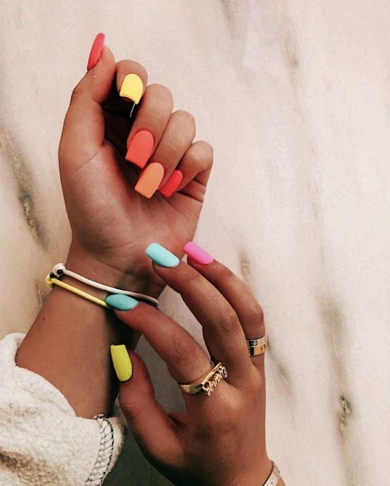 Ярко розовый маникюр овал