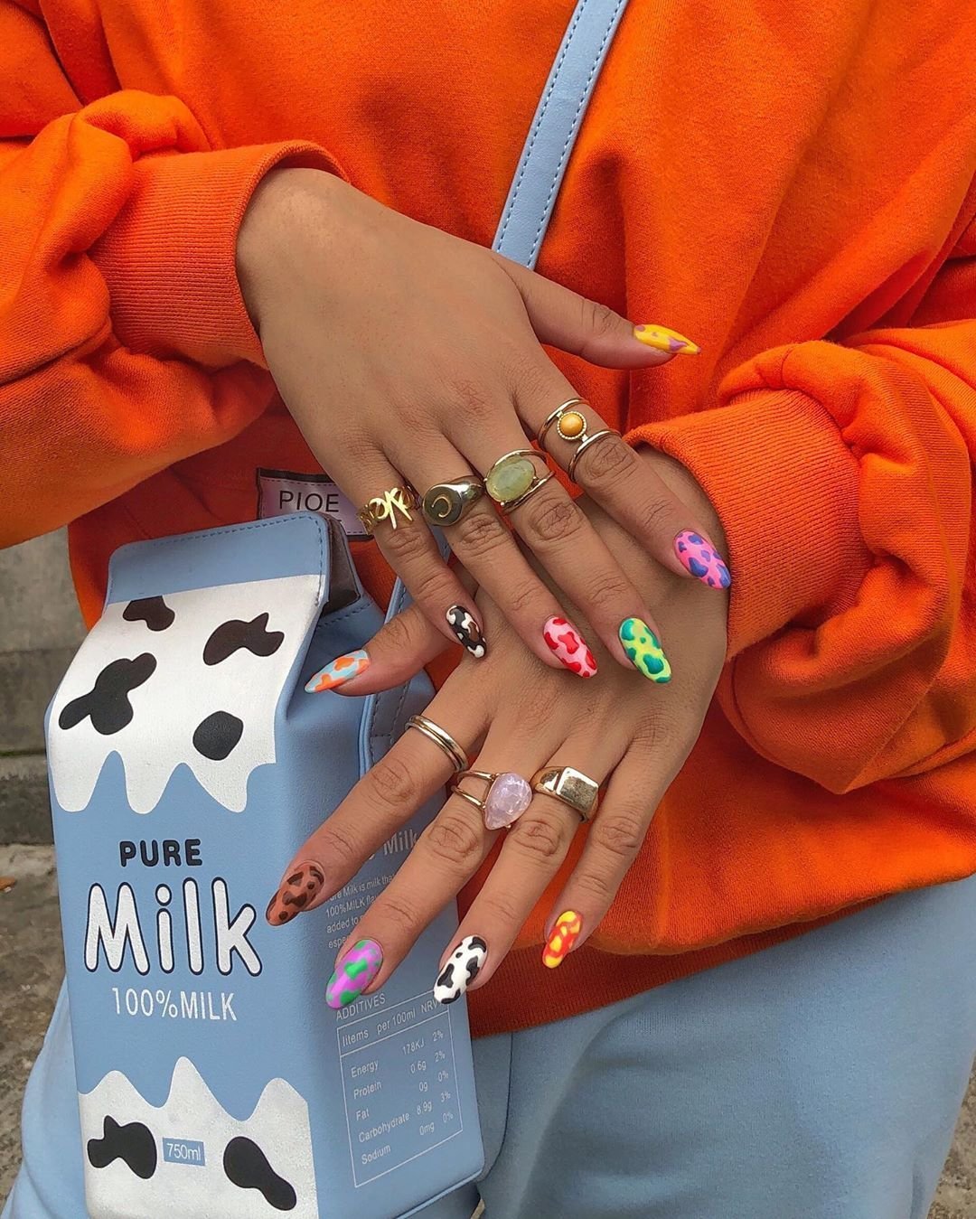 Желтый маникюр с черными точками