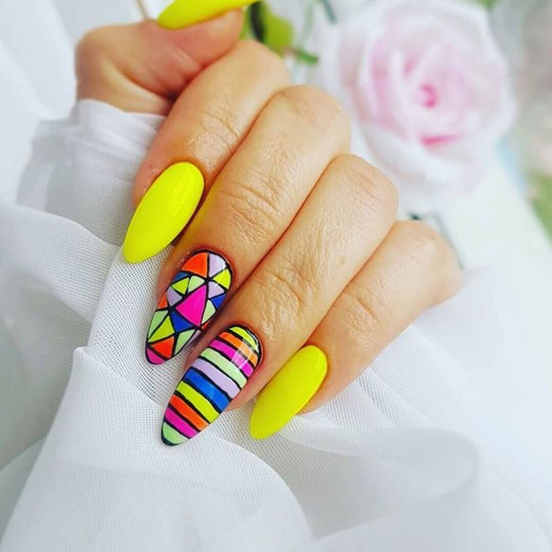 Яркий маникюр