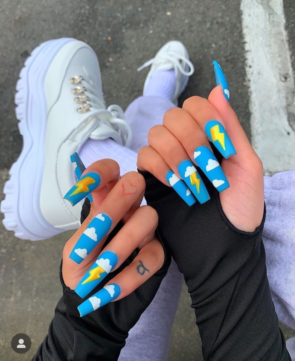 Яркий маникюр с наклейками