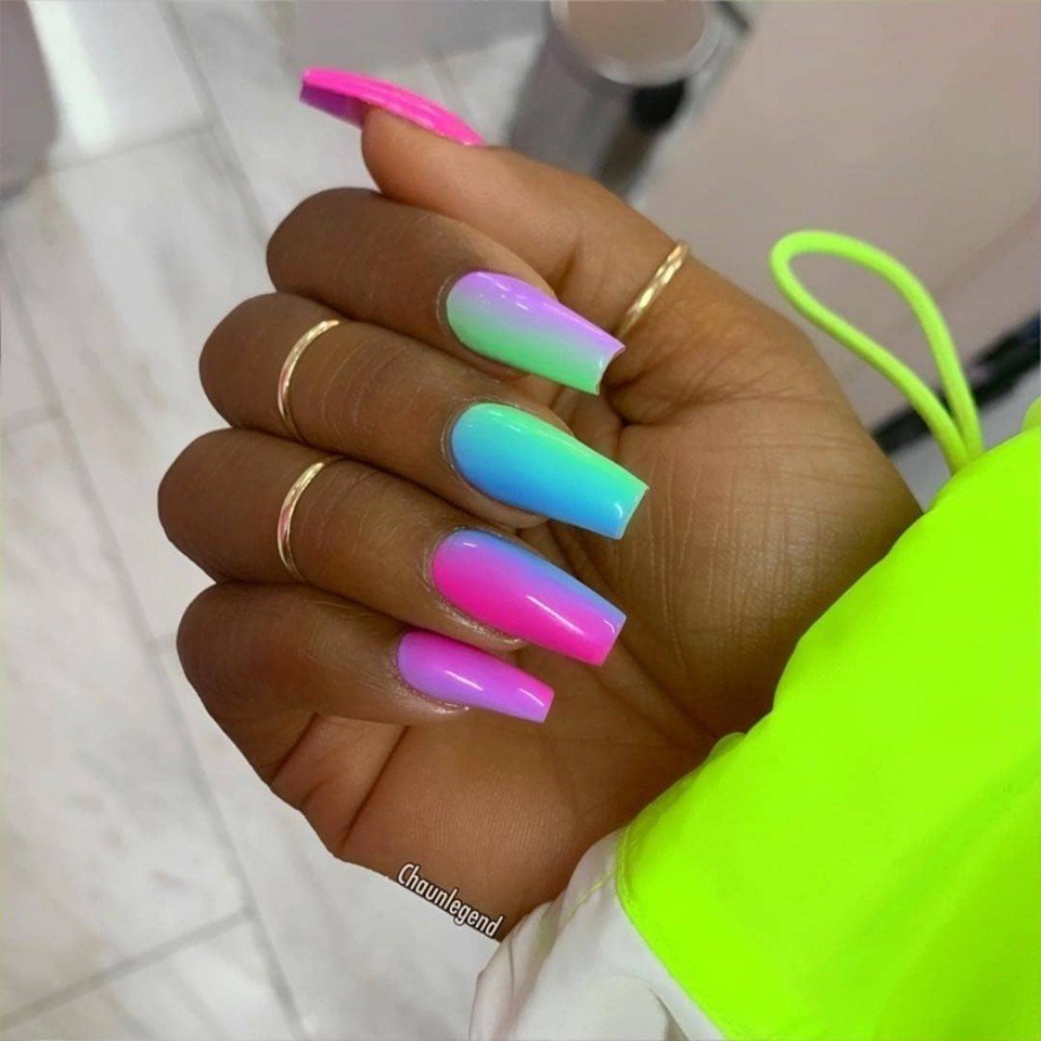 Чёрные ногти с радугой