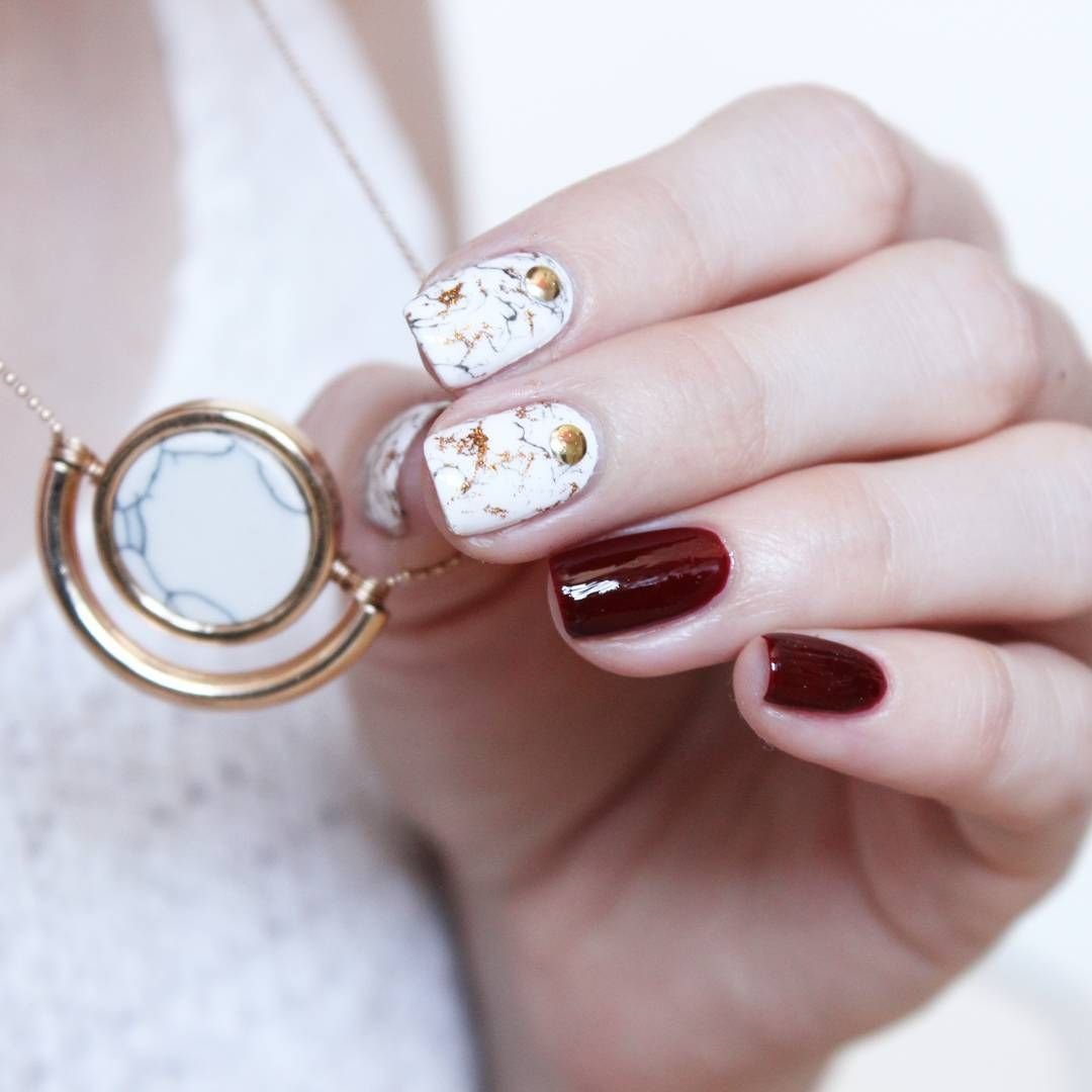 Красный мрамор на ногтях
