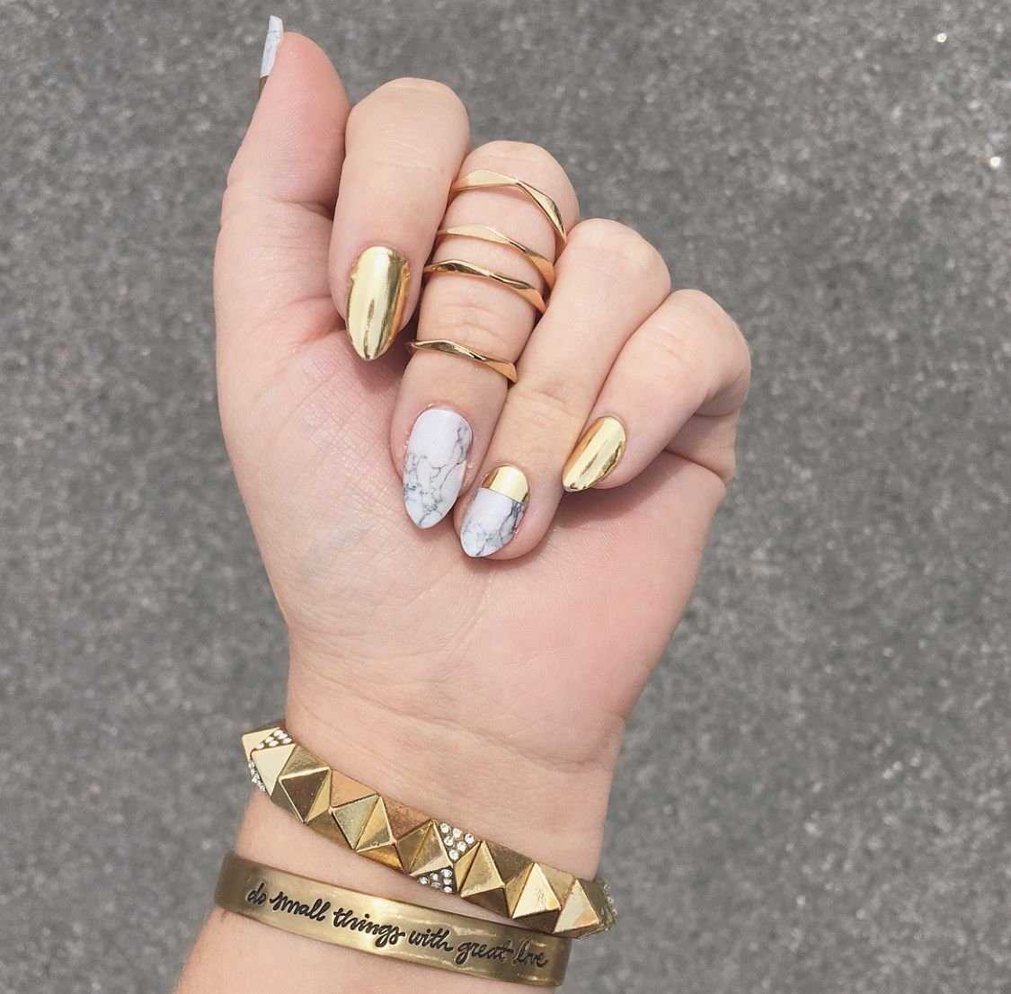 Мрамор на ногтях