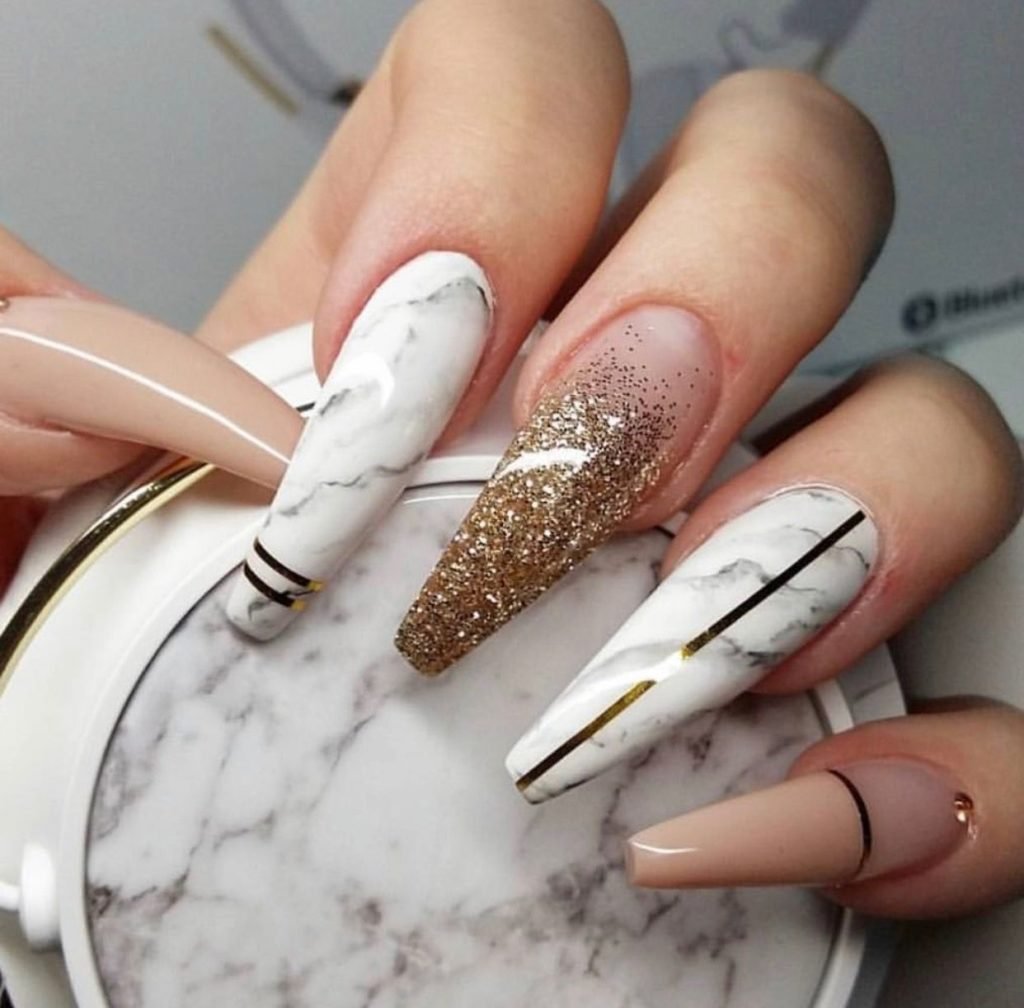 Маникюр 2022 красный мрамор