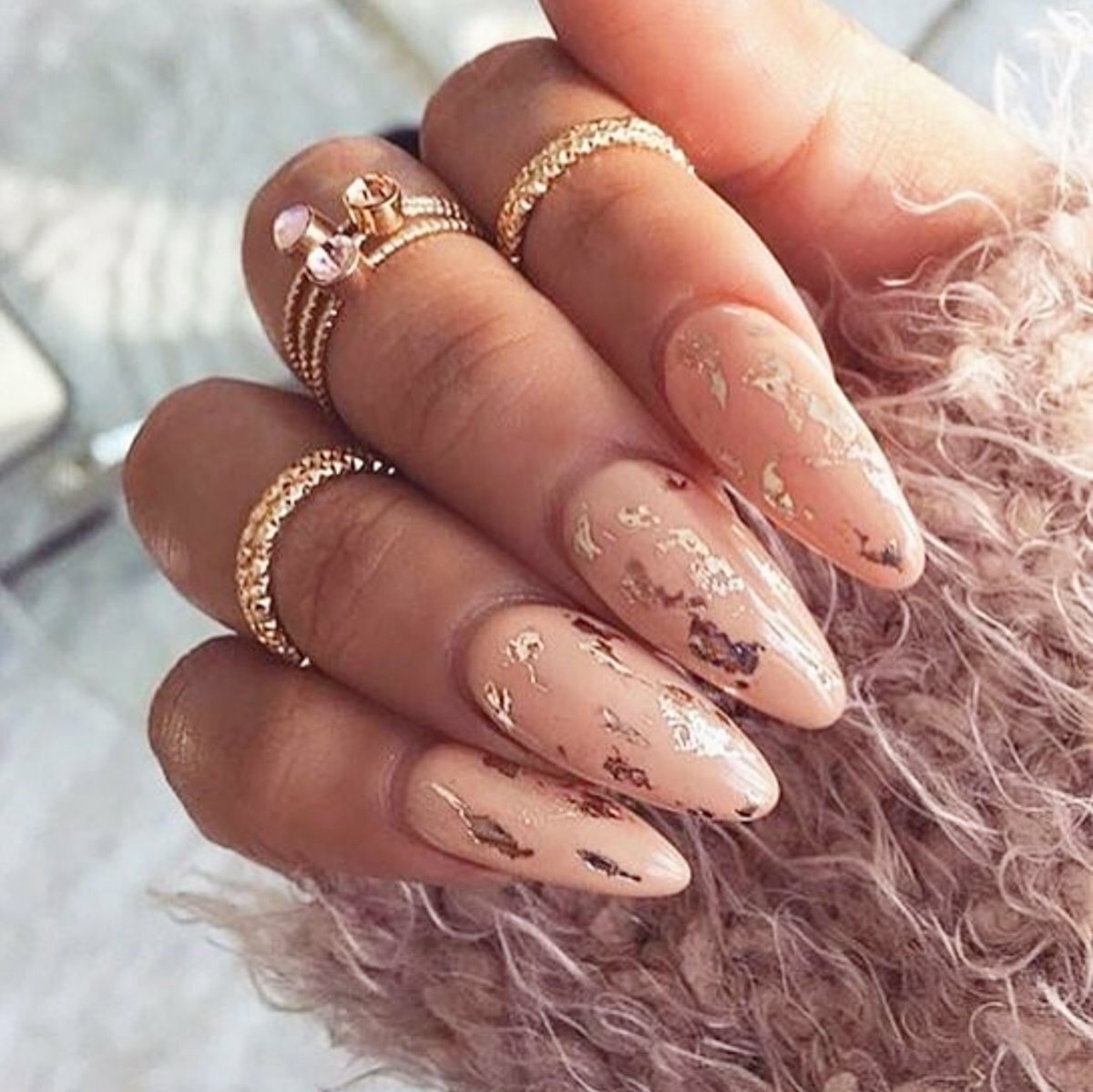 Бордовый маникюр на короткие ногти