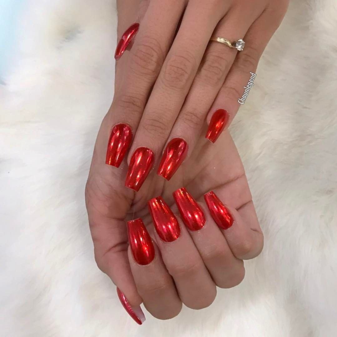 Маникюр красный мрамор с золотом