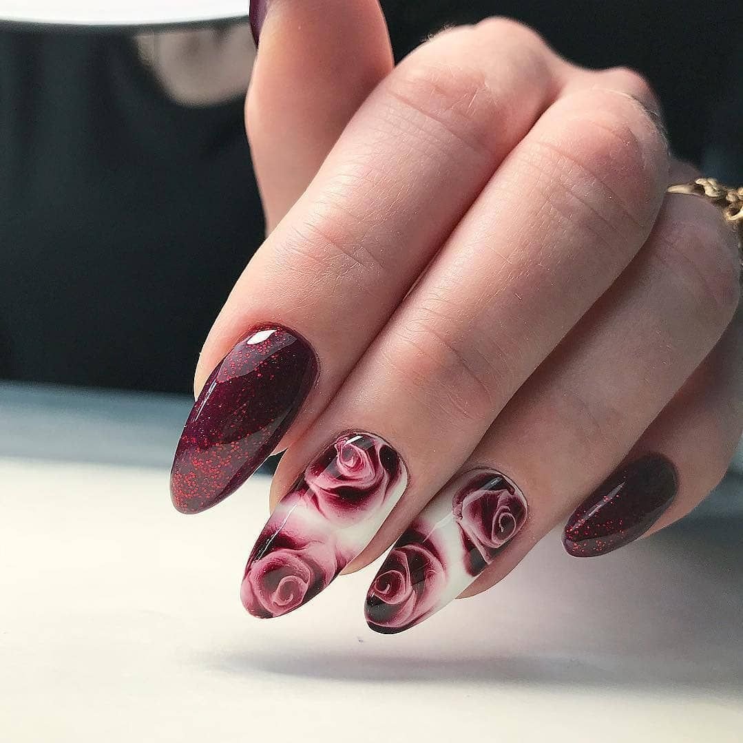 Мраморный маникюр черный с золотом