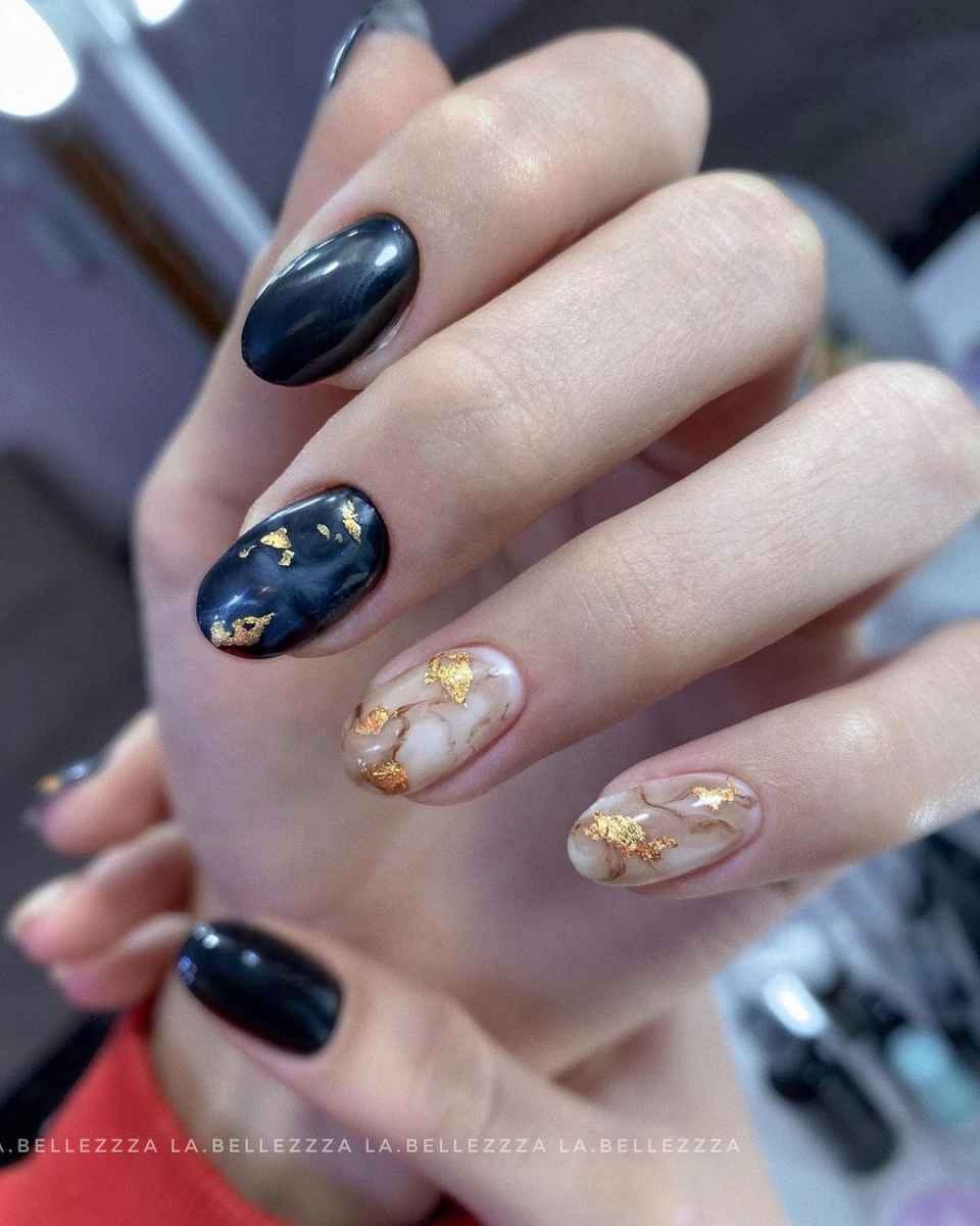 Маникюр мрамор 2022 мраморный