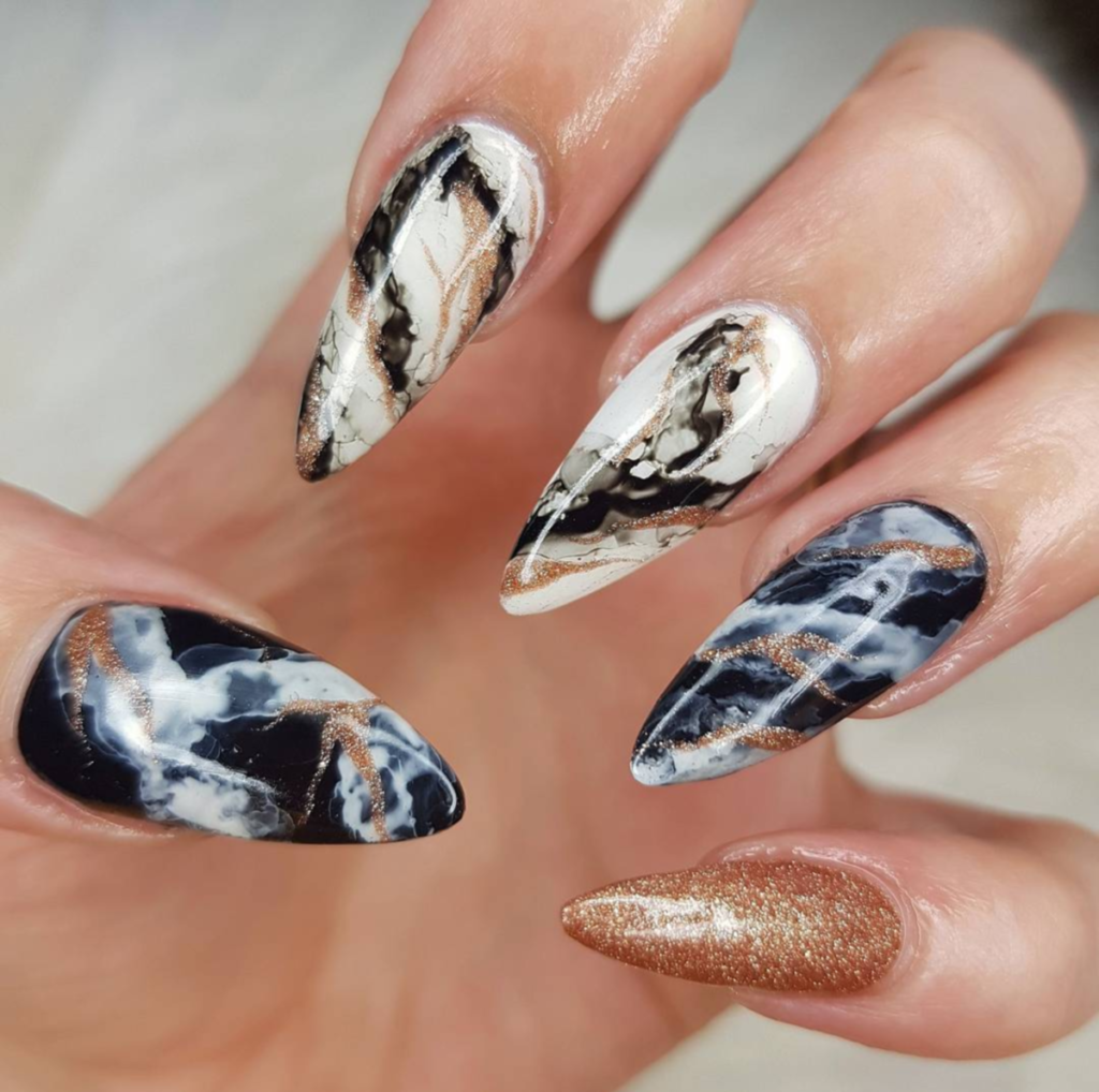Мраморный маникюр на длинные ногти