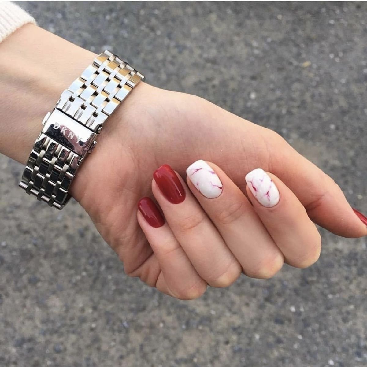 Мраморный маникюр бежевый