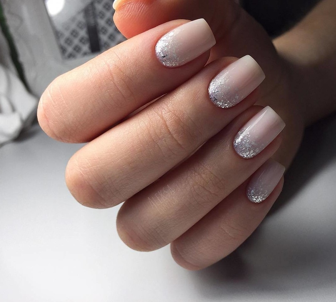 Молочный маникюр с блестками