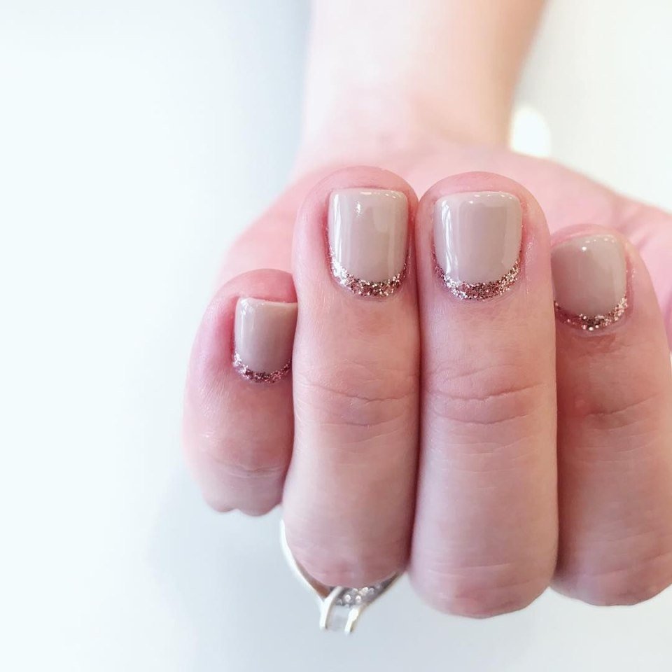 Маникюр с напылением белым