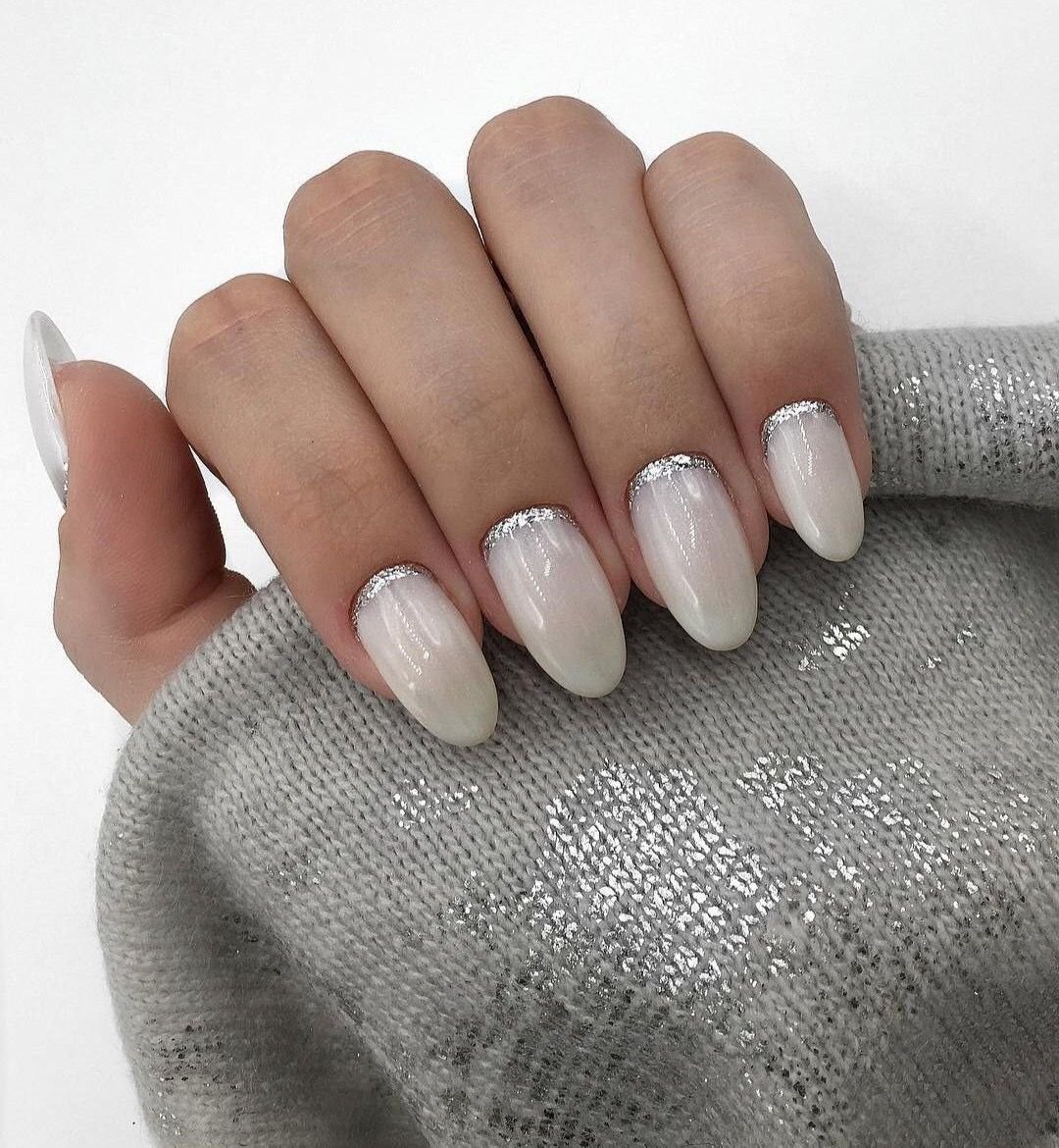 Нюдовый маникюр с мрамором на миндаль