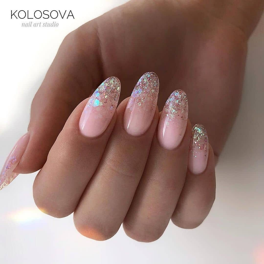 Молочно розовые ногти с блестками