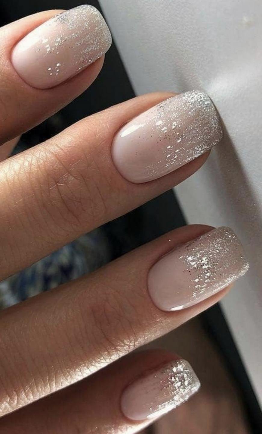 Маникюр с блёстками у кутикулы