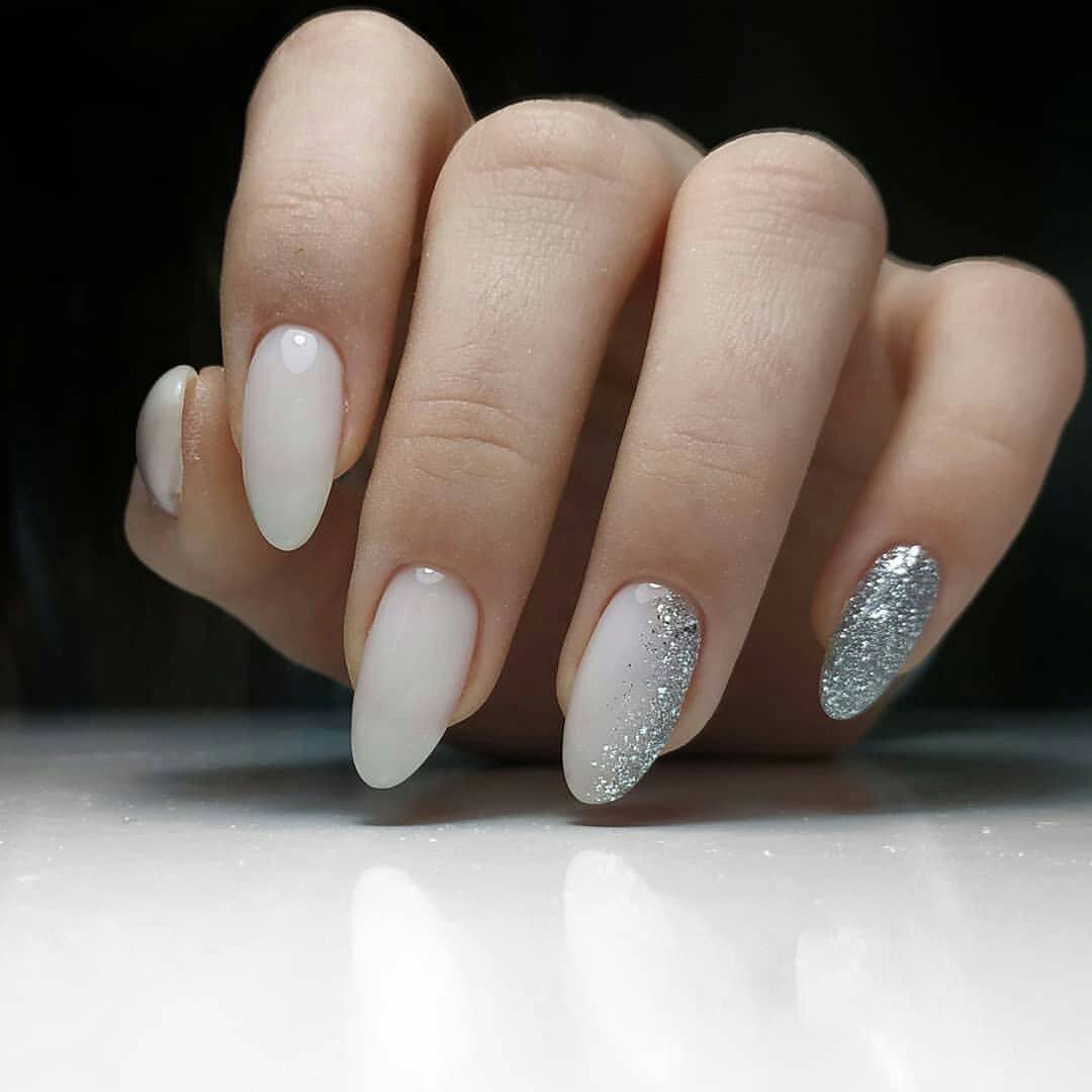 Ногти с золотыми блестками