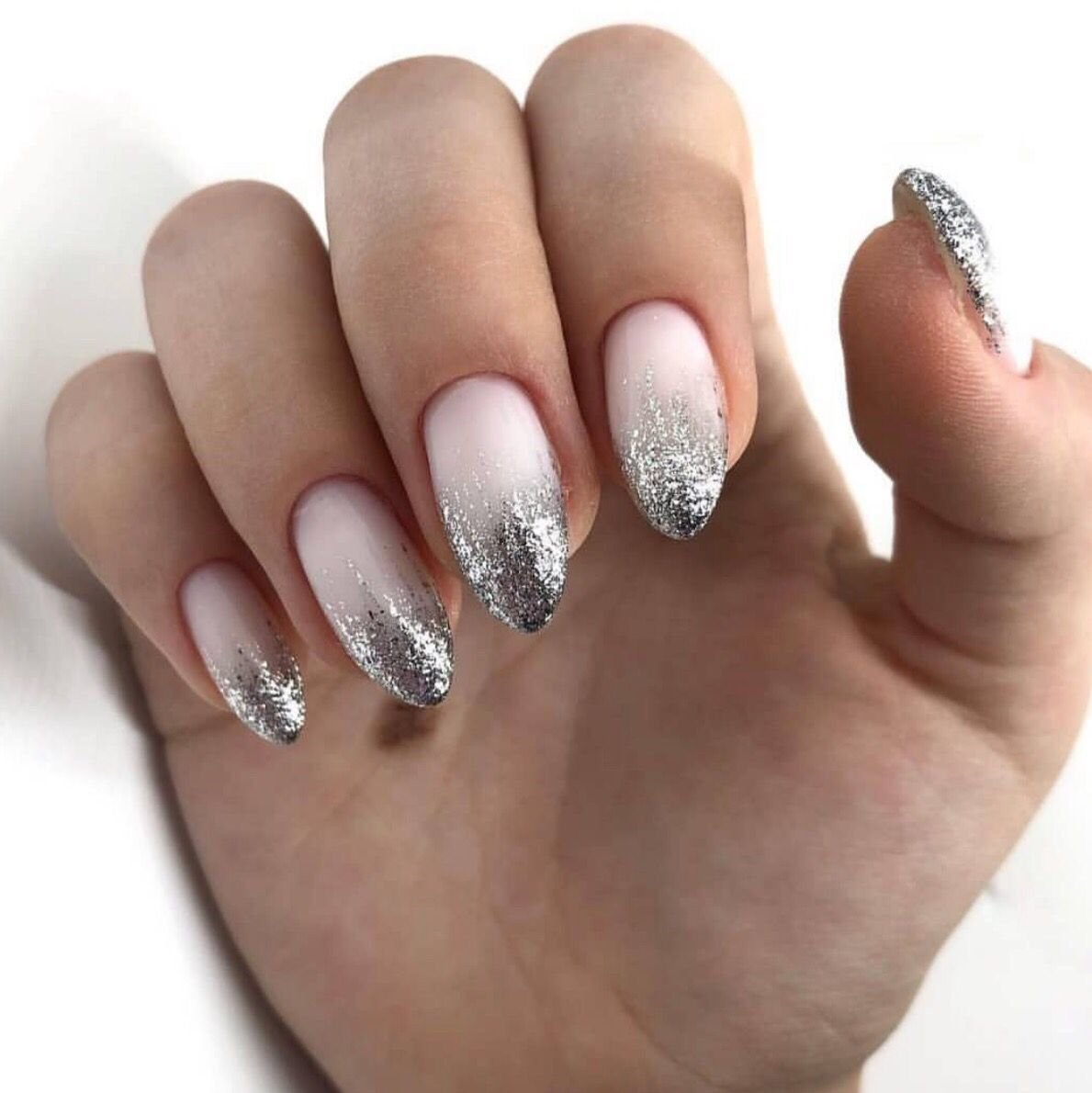 Маникюр блестки у кутикулы и молочная база