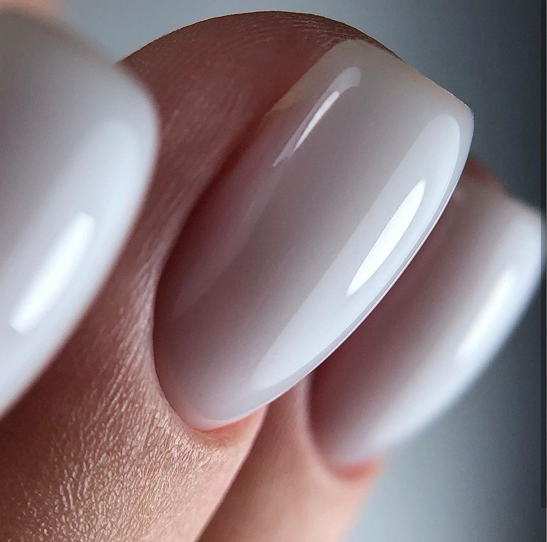 Молочный маникюр с блестками