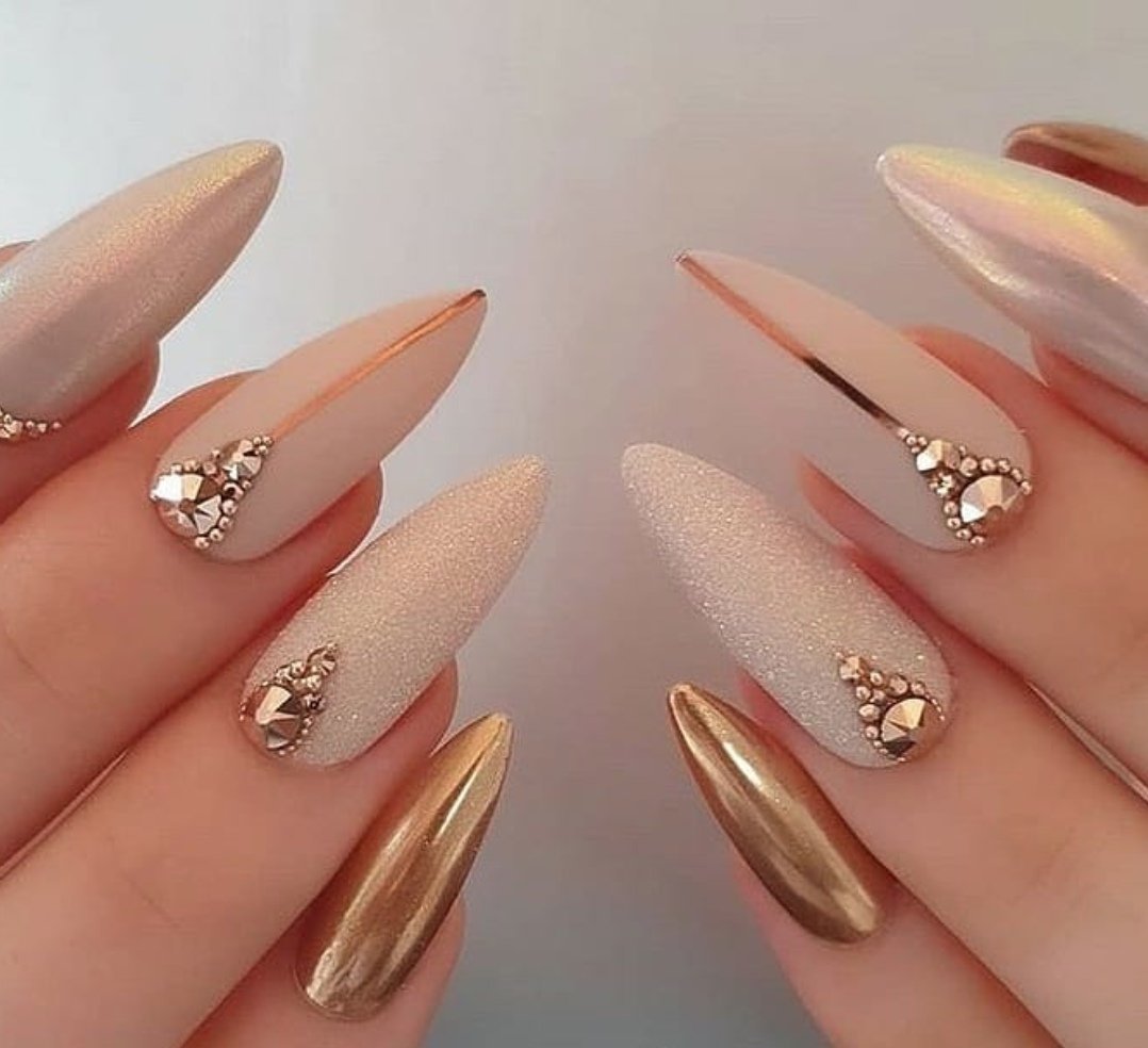 Нюдовый маникюр с золотом миндаль