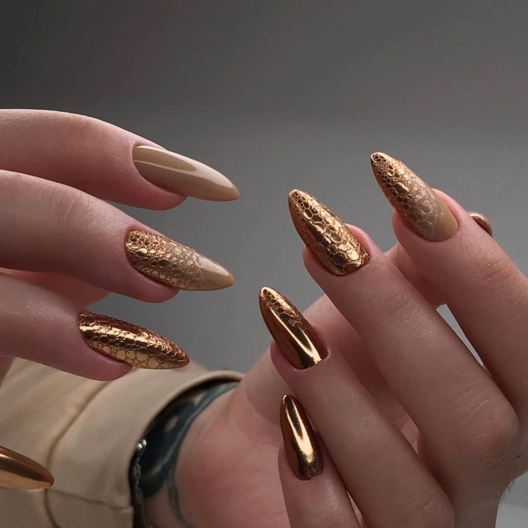 Маникюр осень 2022 модные золотой втиркой