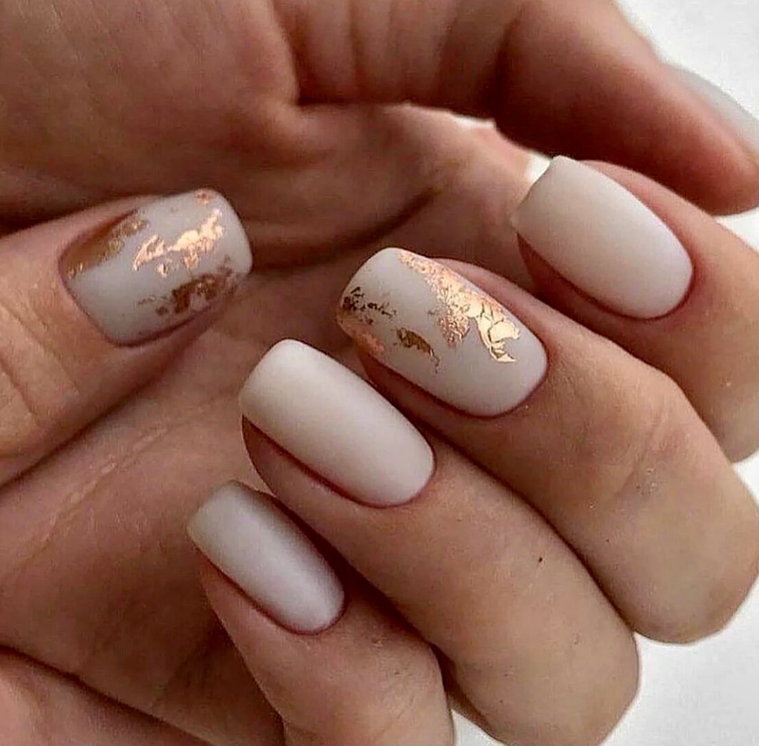 Нюдовый молочный маникюр 2021