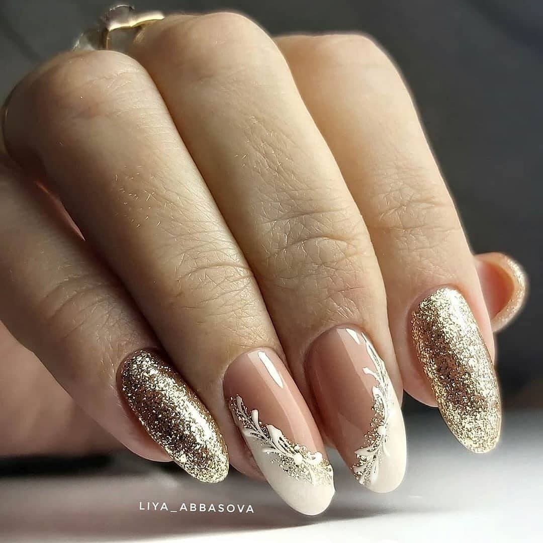 Нюдовый маникюр 2022 с золотом