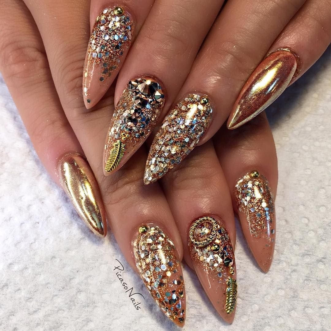 Золотые ногти миндаль