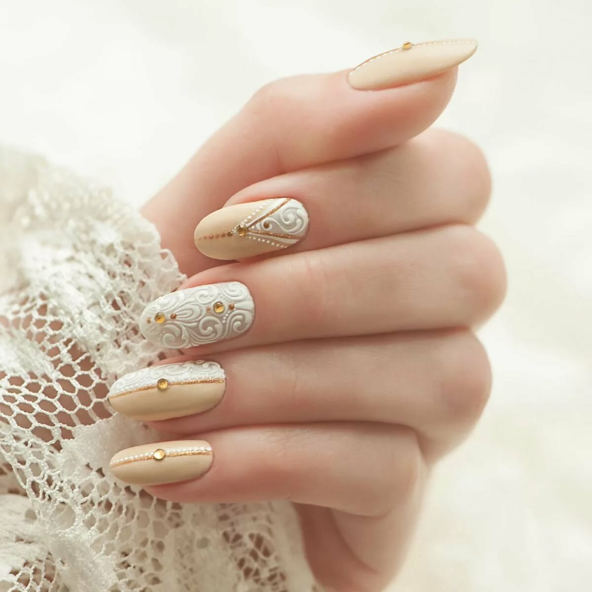 Бежевые ногти