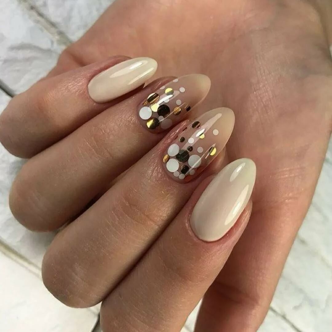 Нюдовый маникюр 2022 с золотом