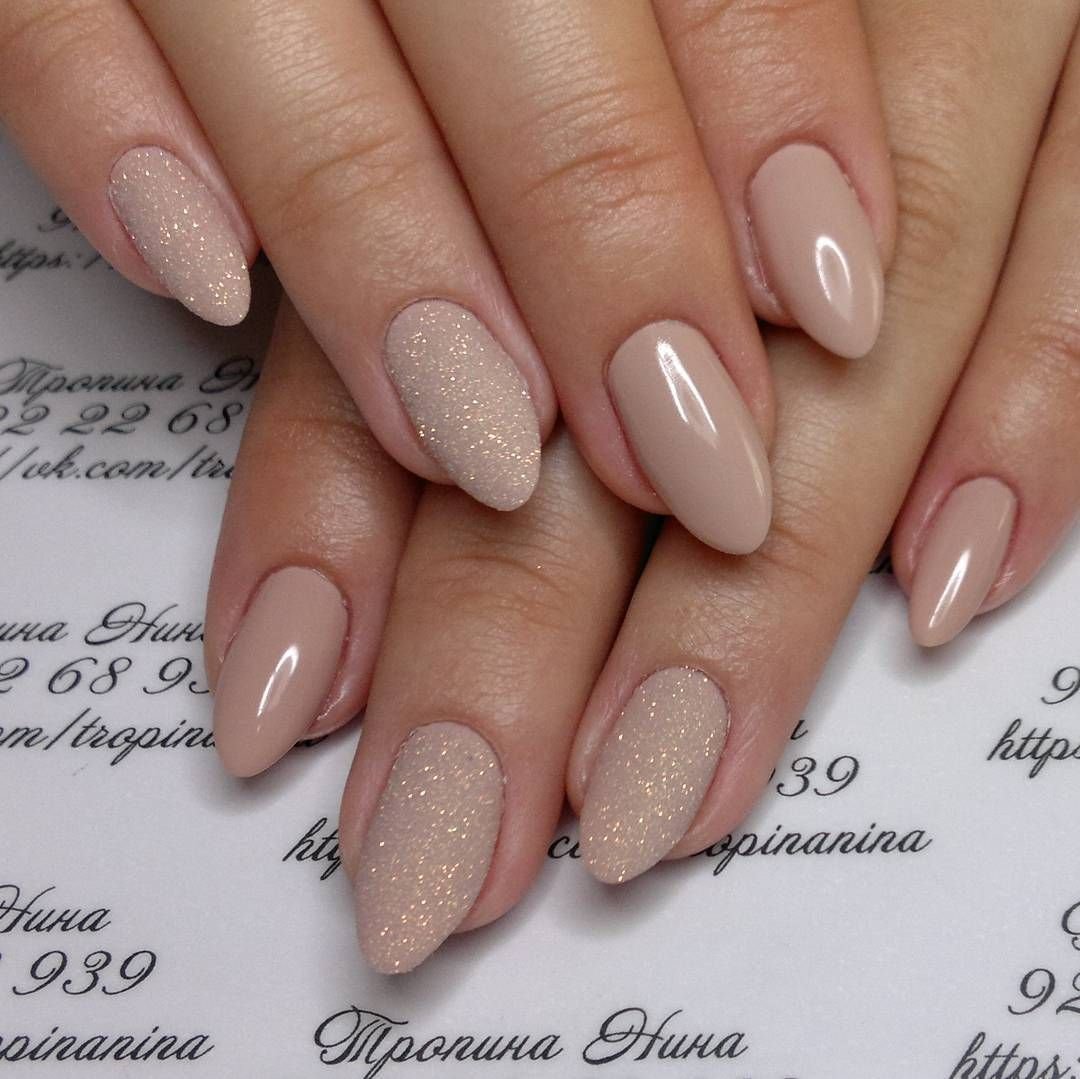 Бежевые миндальные ногти