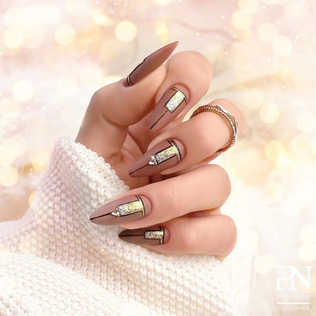 Маникюр нюд с золотом