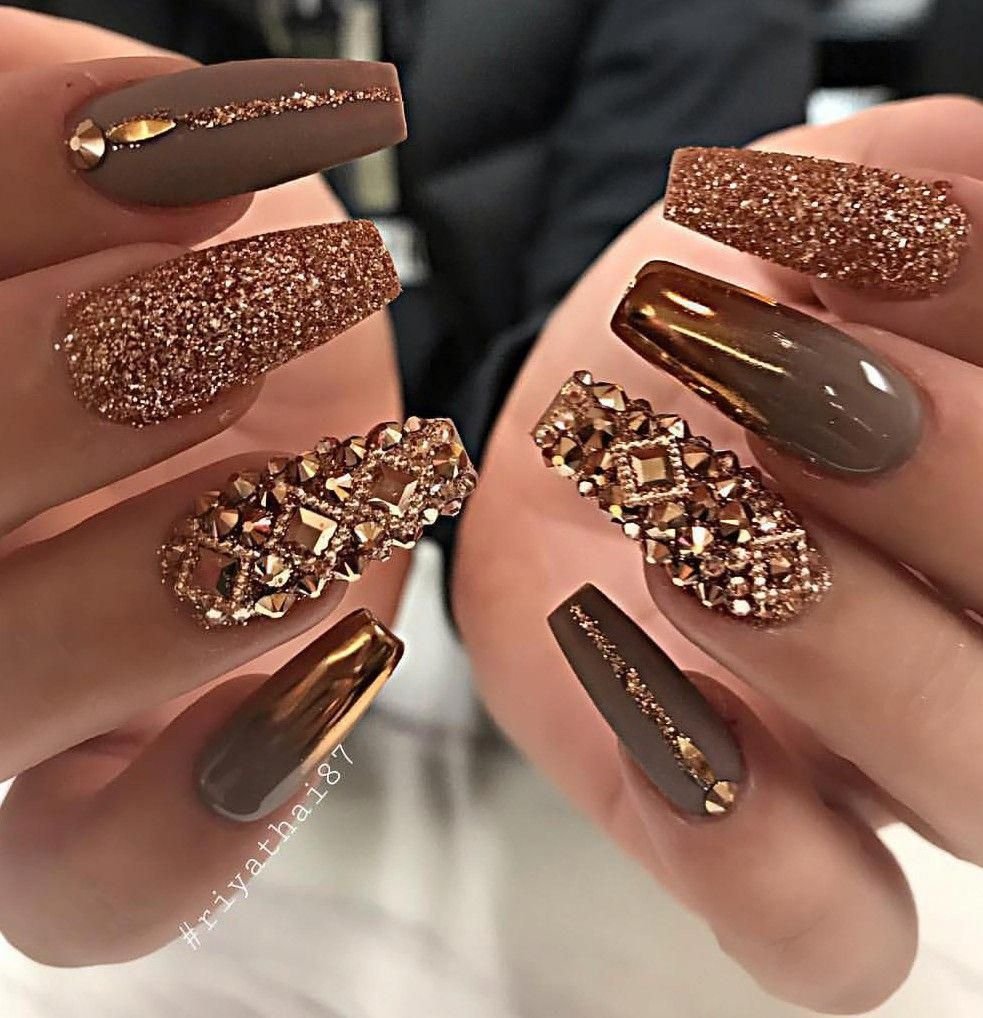 Коричневый маникюр