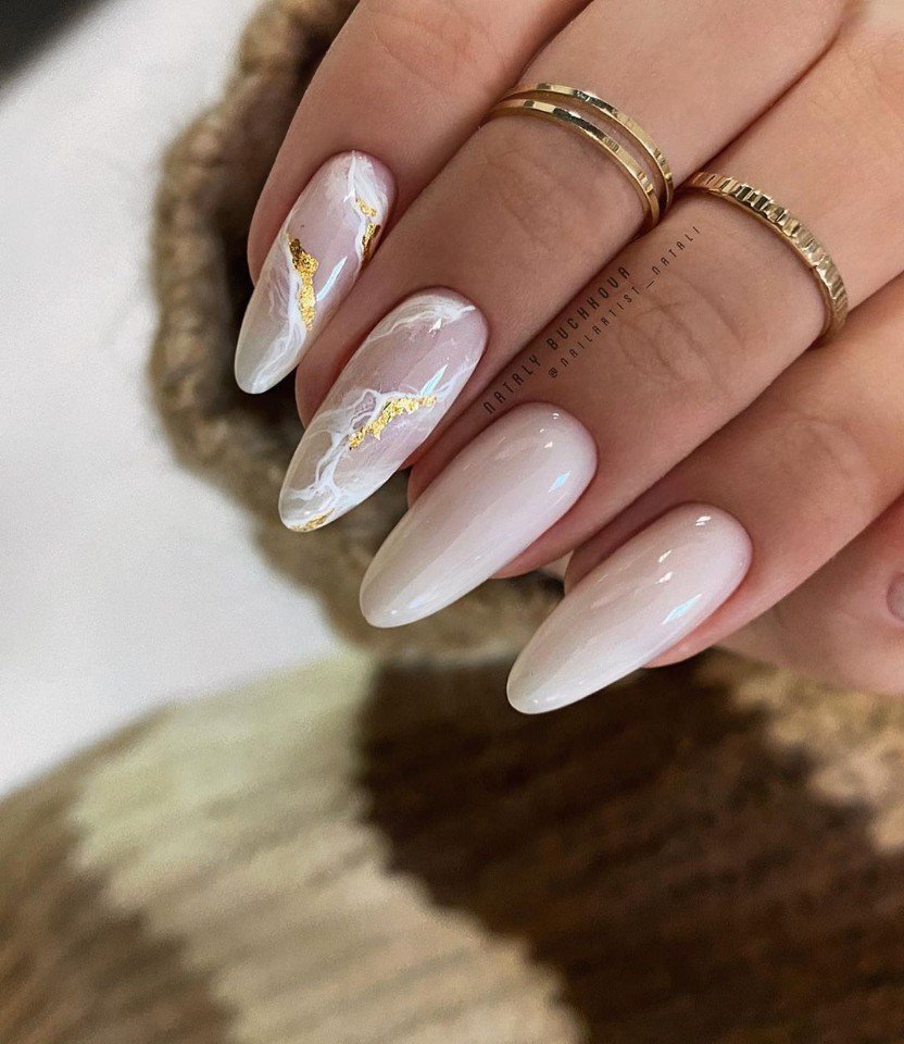 Маникюр 2022 миндаль мрамор
