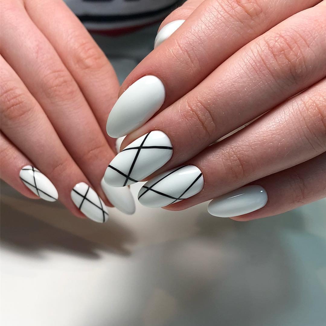 Маникюр с геометрическим рисунком
