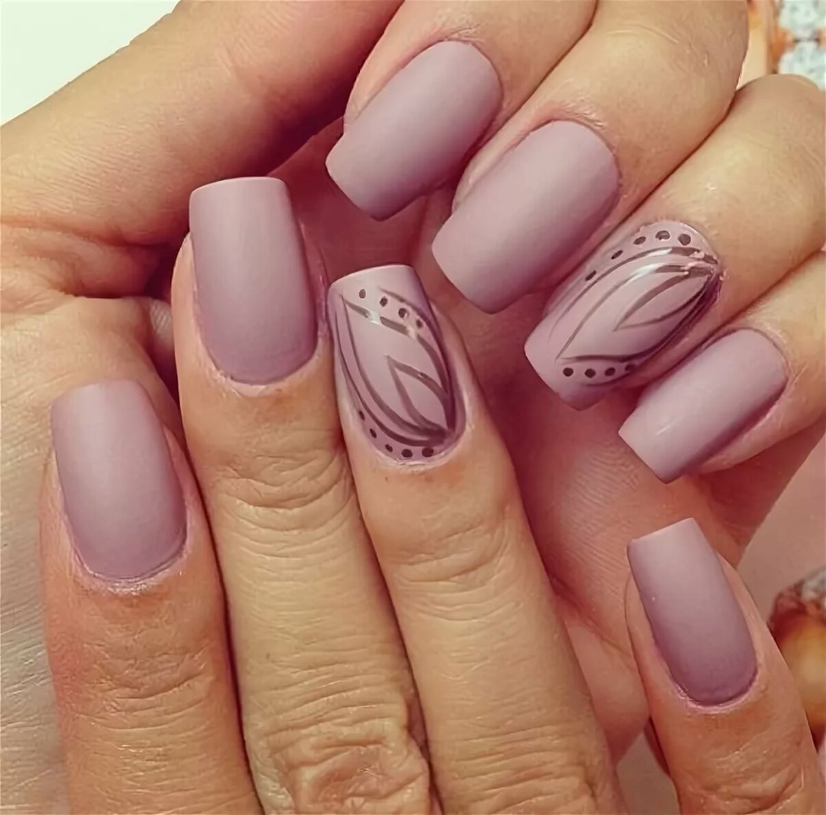 Красивый однотонный маникюр