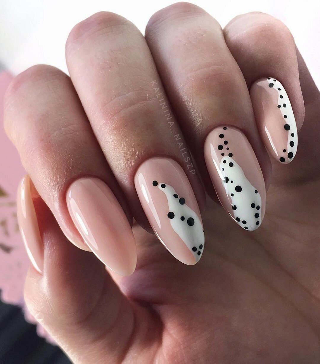 Весенний нюдовый маникюр на миндаль