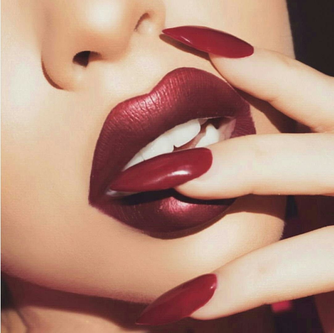 Красные губы и ногти