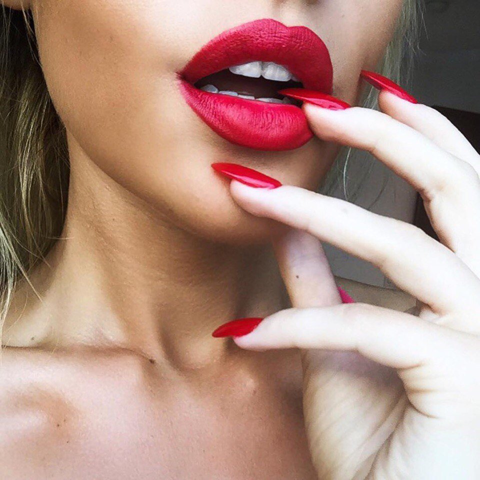 Девушка с красным маникюром