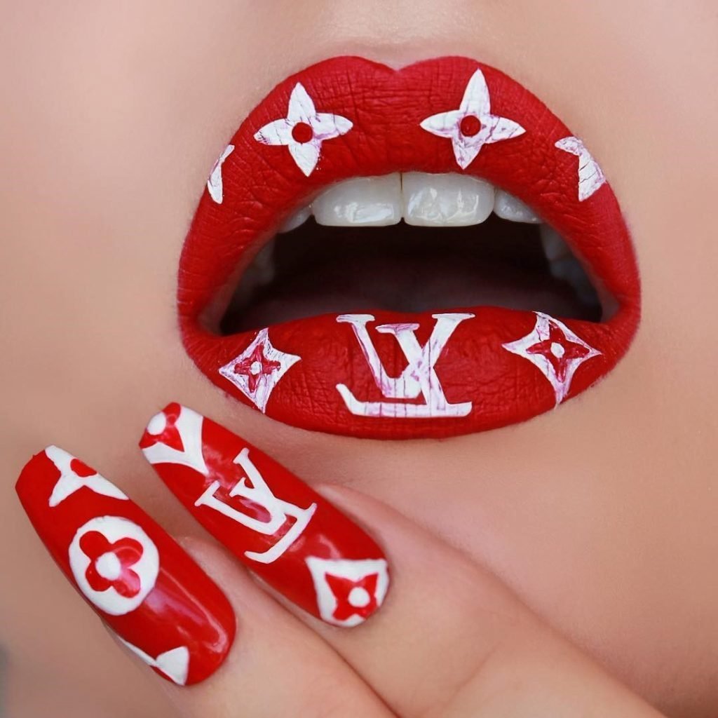 Маникюр с губами