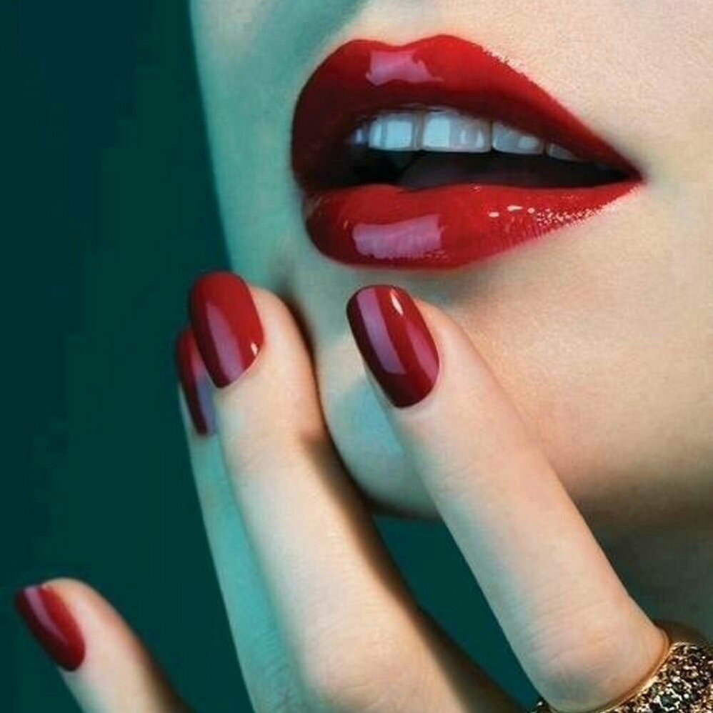 Маникюр красный с губами