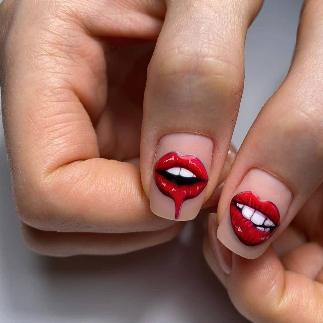 Маникюр с губками на ногтях