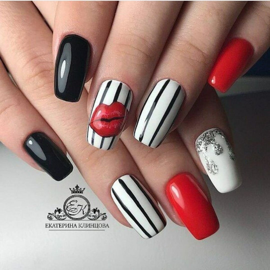 Красный маникюр с полосками