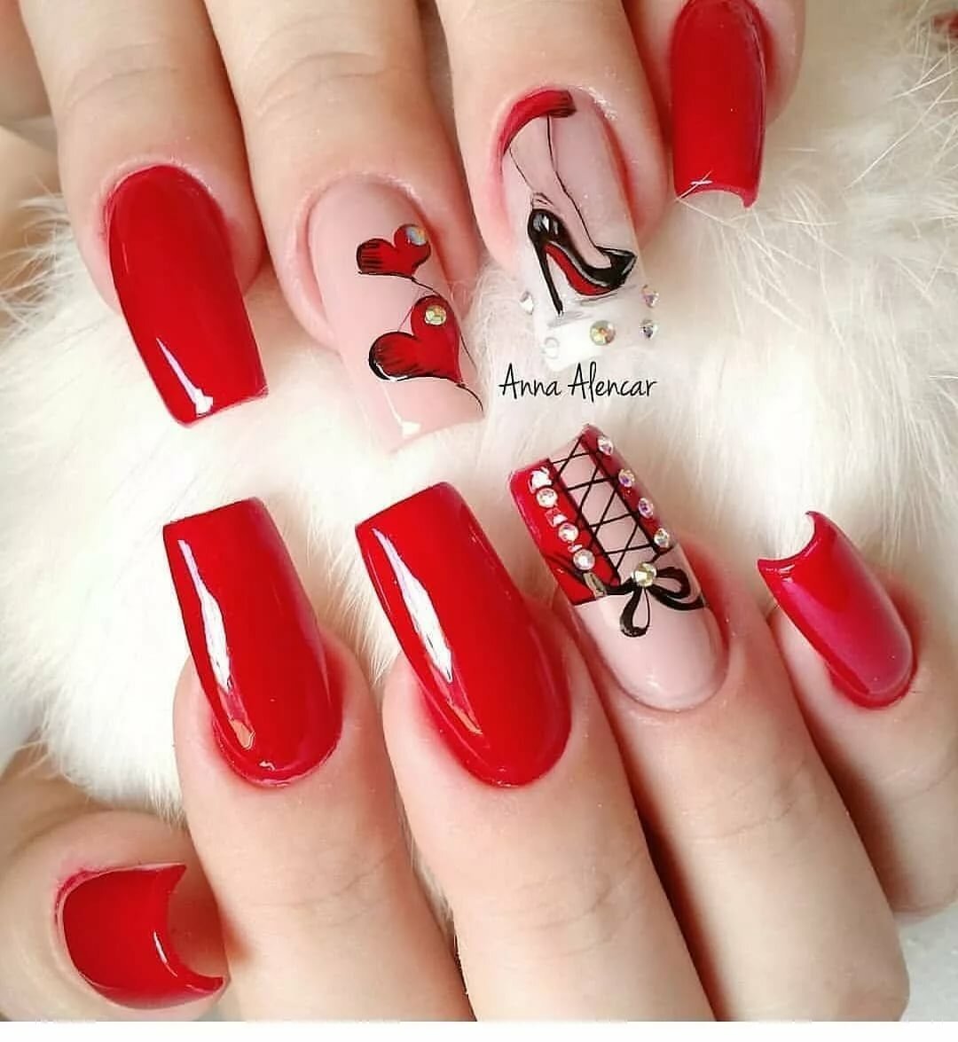 Необычные красные ногти