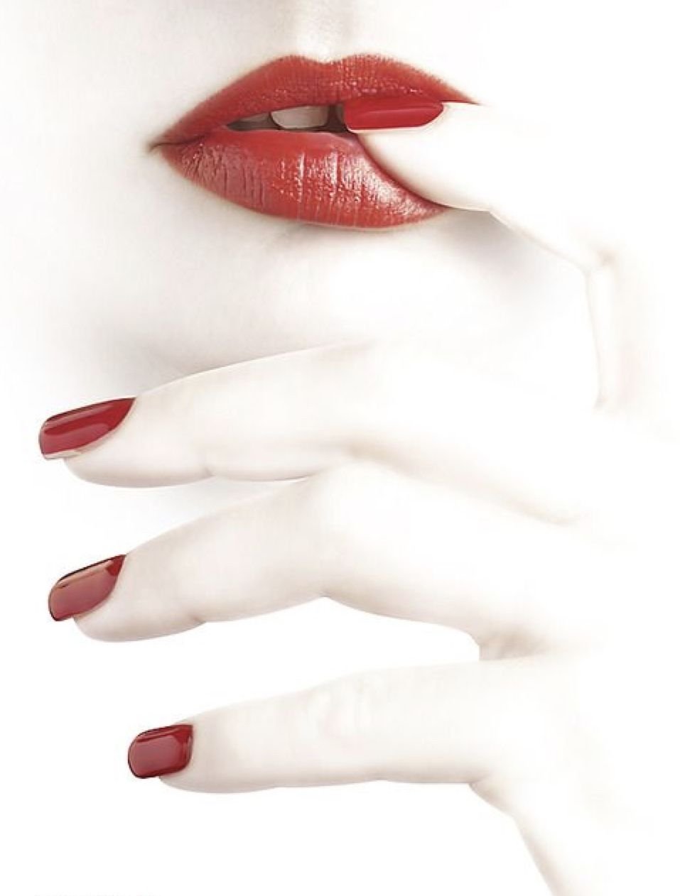 Красные губы и палец