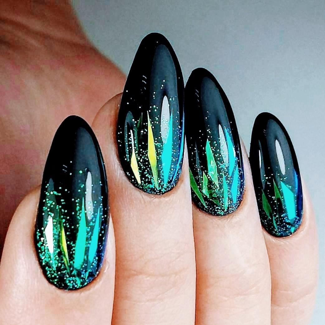 Кошачий глаз маникюр чёрный с зеленым