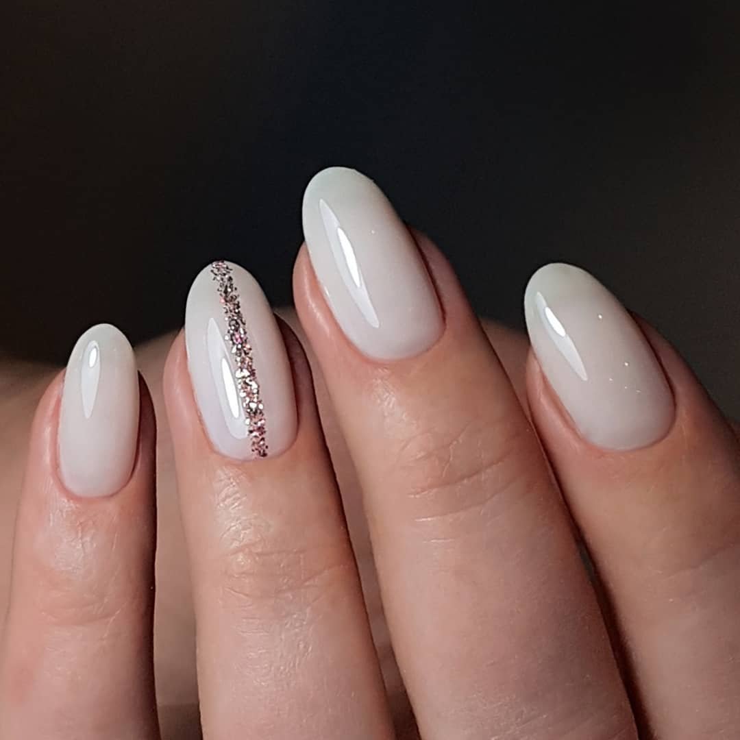 Маникюр на среднюю длину овальной формы